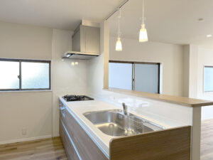 家族の暮らしに合わせてリニューアル！開放感あふれる対面キッチンと充実の収納空間へ